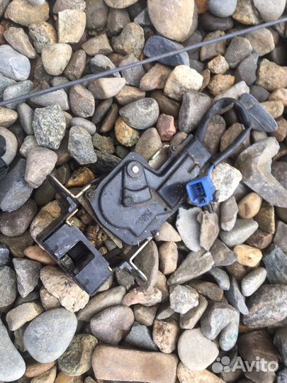 Toyota Matrix 2003 замок крышки багажника