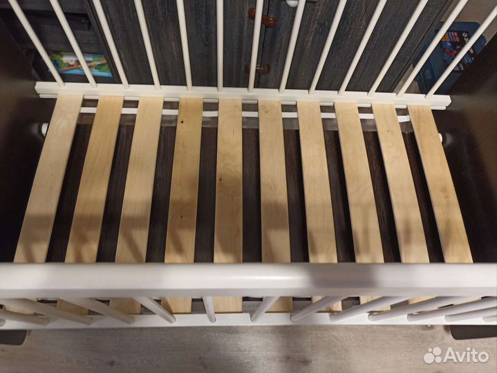 Детская кроватка с маятником и ящиком