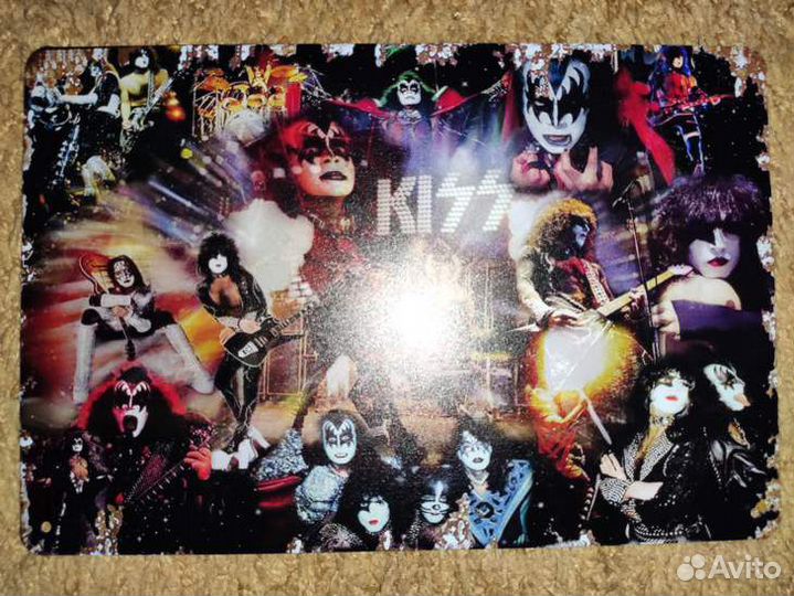 Декоративные металлические таблички kiss