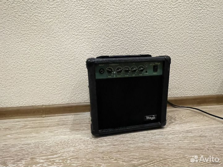 Электрогитара и комбоусилитель