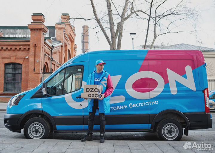 Водитель на авто компании Озон