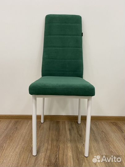 Стул с высокой спинкой