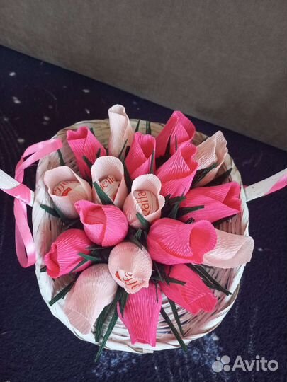 Корзина с розами из рафаэлло