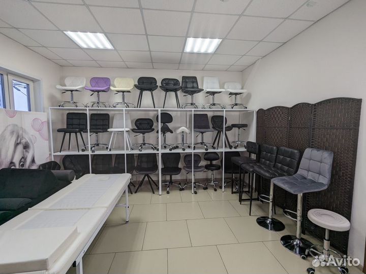 Стул мастера на колесиках