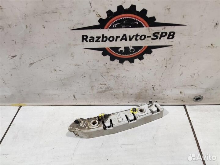 Кронштейн переднего бампера правый Ford Focus 3