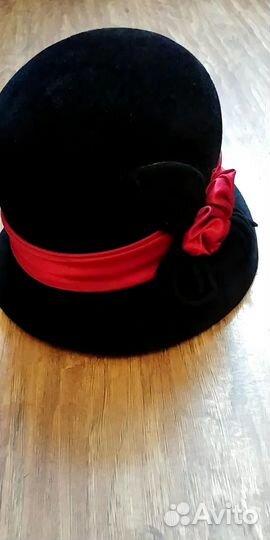 Бархатная женская шляпа