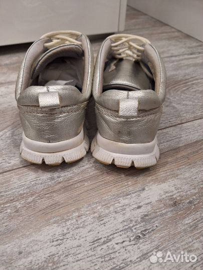 Кроссовки женские