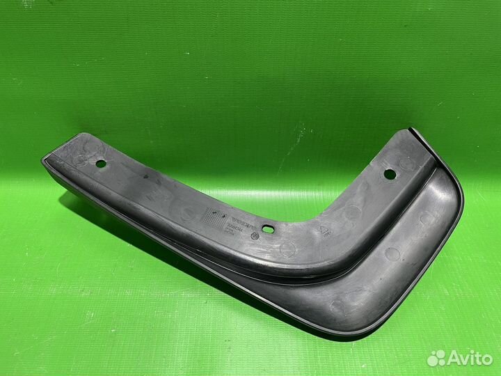 Брызговик передний правый Volvo C30