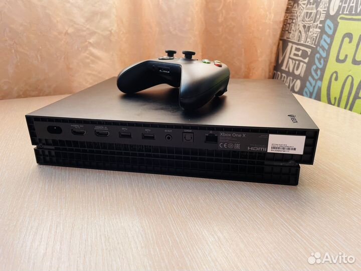 XBox One X 1Tb + геймпад