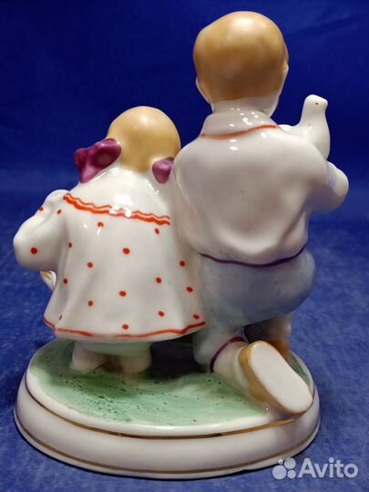 Фарфоровая статуэтка Дети кормят голубей мальчик и