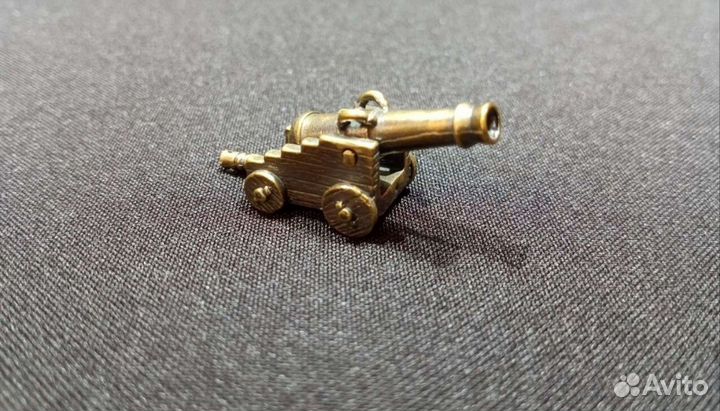 Коллекционные бронзовые фигуркиФутболист, Пушка