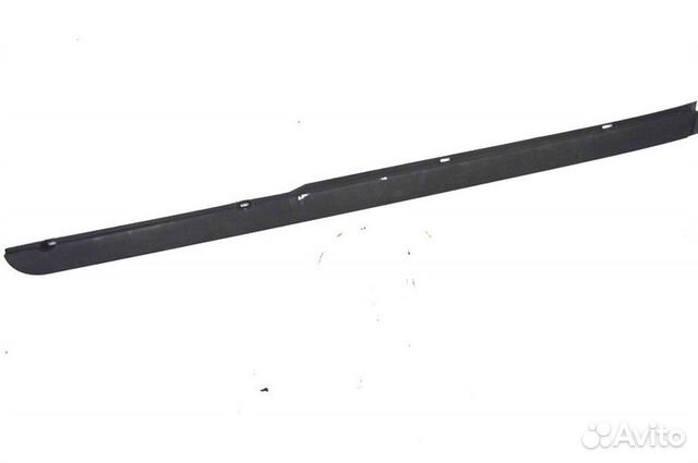 Пластиковая накладка под лобовым стеклом левая час