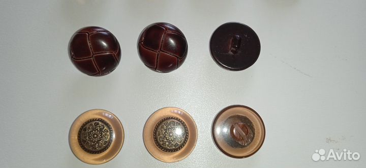 Много разных пуговиц. Цены написаны в объявлении