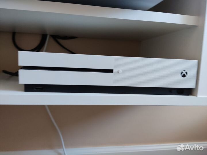 Xbox one s 2 геймпада и игры