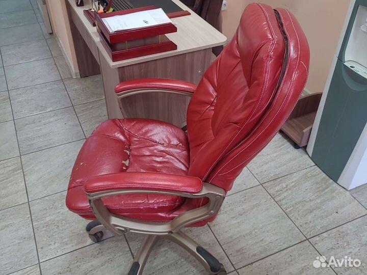 Офисное кожаное кресло