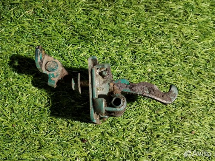 Ограничитель двери передней правой Peugeot 306