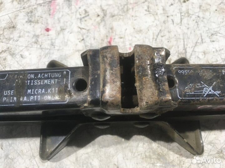 Домкрат (Nissan Primera)