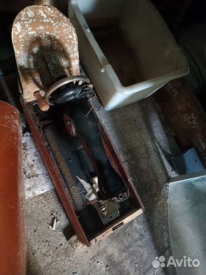 Машинка швейная в погребе стоит