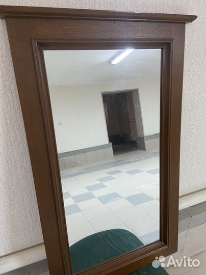 Зеркало в деревянной раме