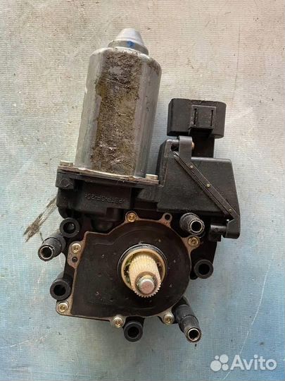 Моторчик стеклоподъемника передний правый 4D0959