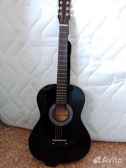 Акустическая гитара