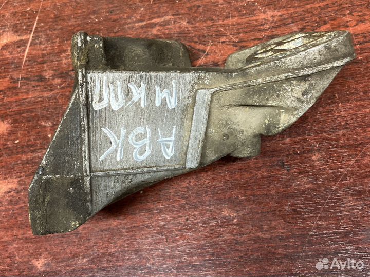 Левый кронштейн двигателя ауди 80 б4