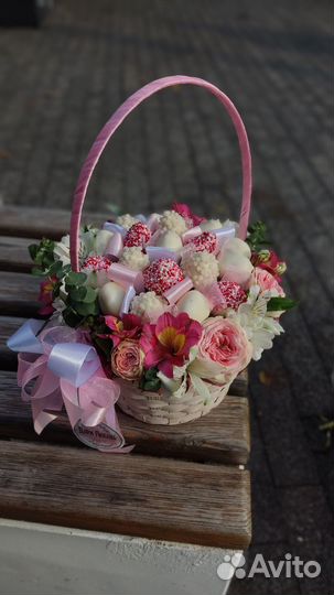 Корзина с клубничкой и живыми цветами