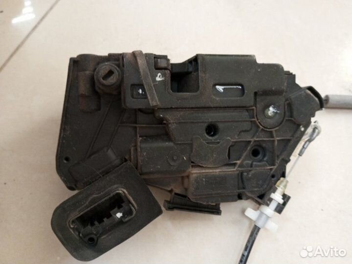 Замок задней правой двери Volkswagen Polo седан