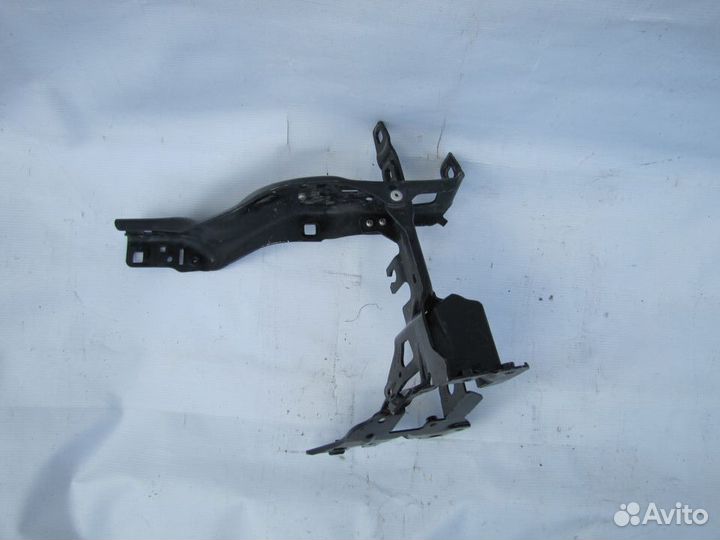 BMW 5 G30/G31 крепление передней левой фары