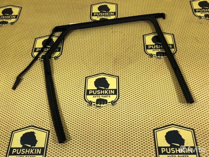 Уплотнитель стекла двери задний левый Renault