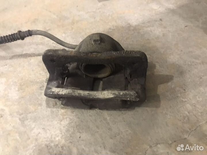 Суппорт передний левый Freelander 1