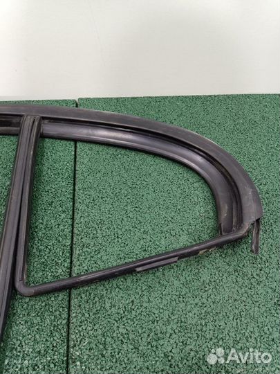 Уплотнитель стекла двери задний левый Renault