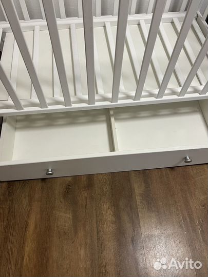 Детская кроватка с маятником