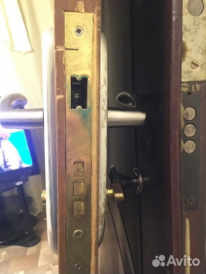 Дверь входная металлическая и деревянная
