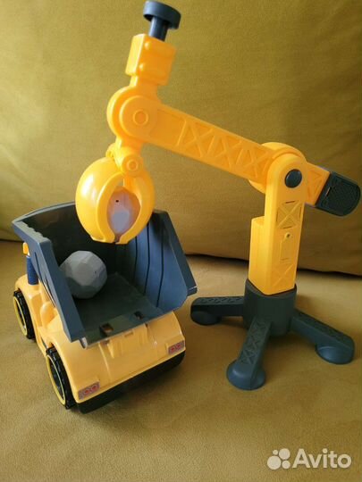 Самосвал и кран