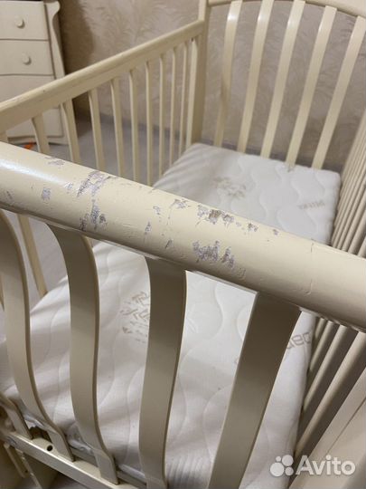 Детская кроватка с маятником и ящиком