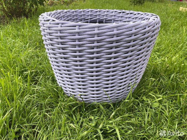Кашпо из искусственного ротанга