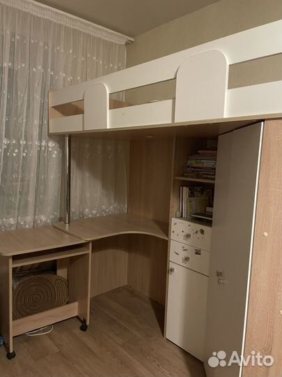 Кровать чердак со столом и шкафом