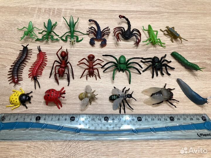 Фигурки насекомых, рептилий, жуков