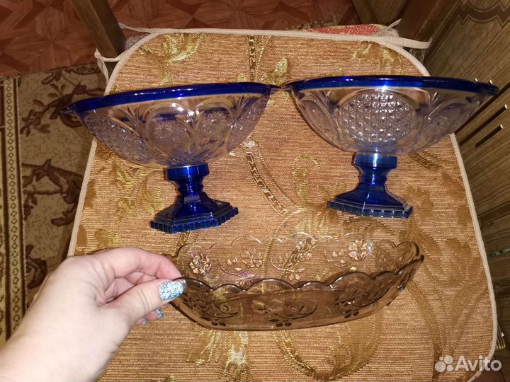 Пластиковая и стеклянная посуда и стопки