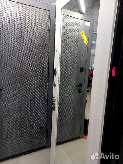 Дверь металлическая с зеркалом