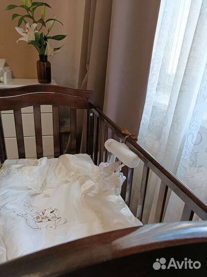 Детская кроватка с маятником