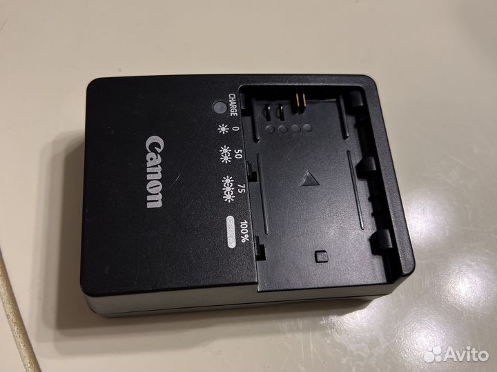 Зеркальный фотоаппарат canon DS 126211 DC 8.1V