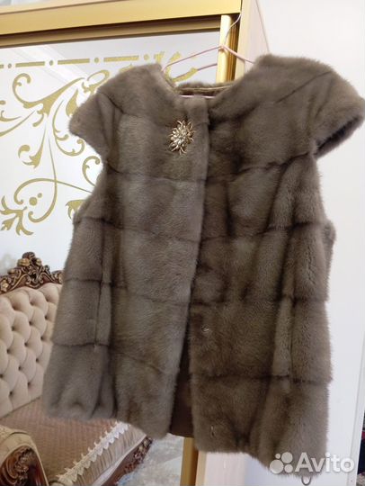 Меховая жилетка женская