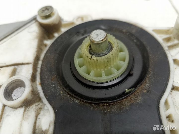 Моторчик заднего правого стеклоподъемника