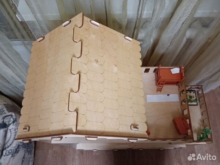 Большой деревянный кукольный домик с мебелью