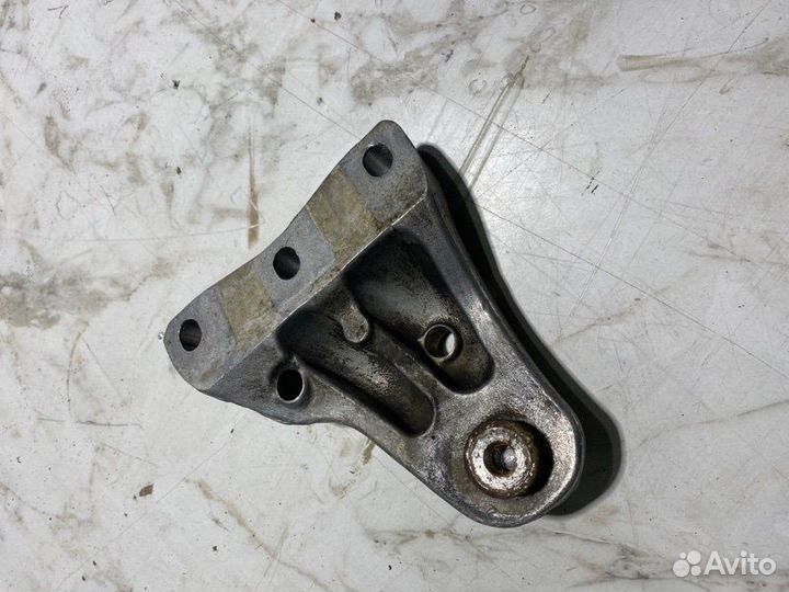 Кронштейн опоры двигателя Skoda Rapid cfna 2015