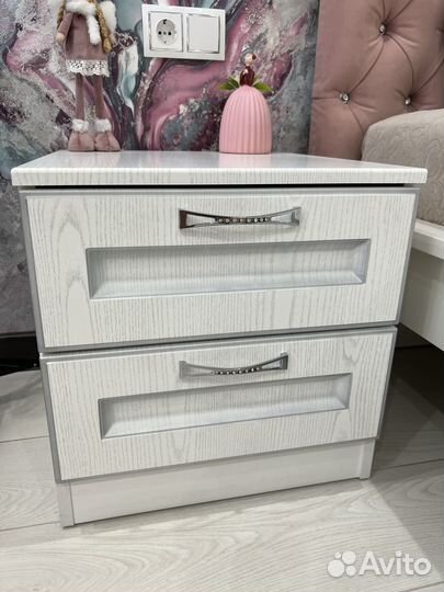 Прикроватные тумбы и комод