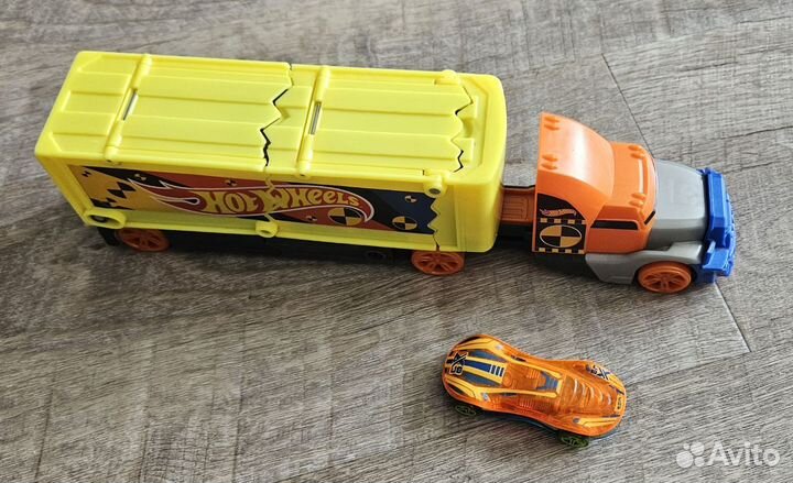 Машинка Hot Wheels Крушащий грузовик GCK39