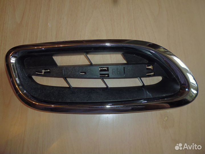 Решетка радиатора правая Nissan Micra K11E